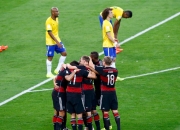 爱游戏APP-足球比赛激情四溢，观众陶醉其间