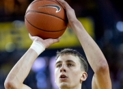 爱游戏体育官网-中国队鏖战马来西亚队，黄鸭组合高光表现