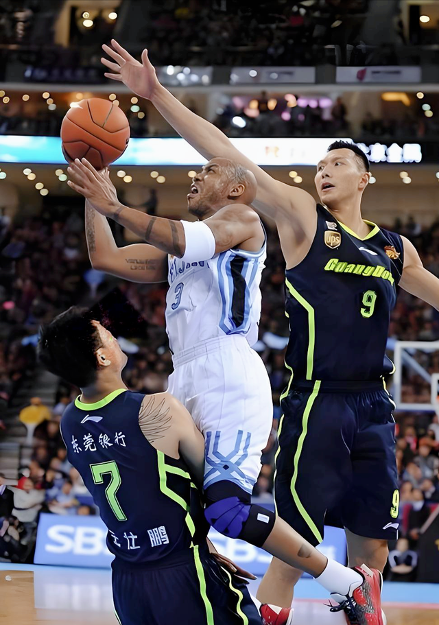 青岛队力克广州队，张镇麟带队取胜