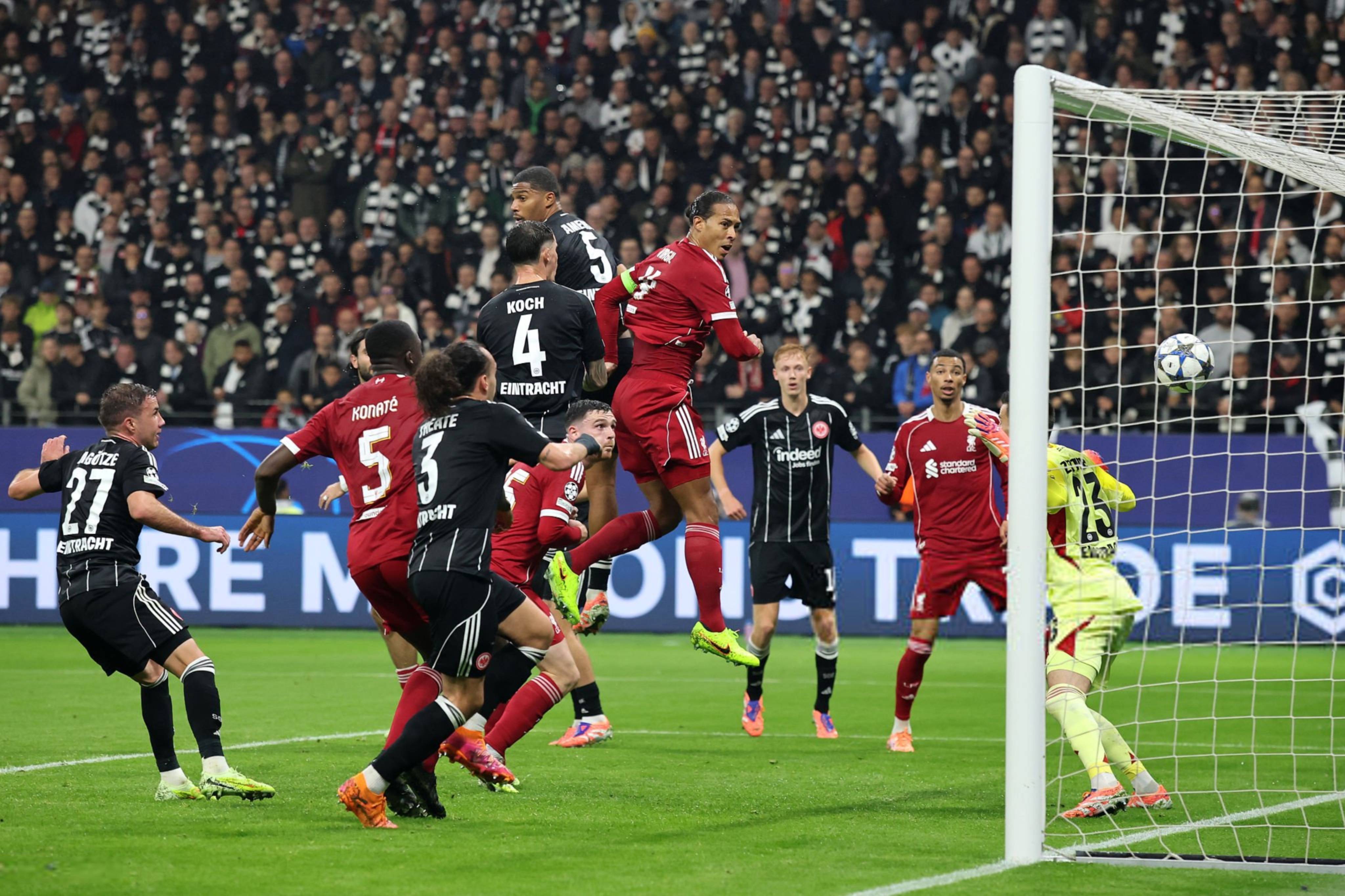 拜仁险胜韩国,范戴克点燃赛场 拜仁险胜韩国,范戴克点燃赛场