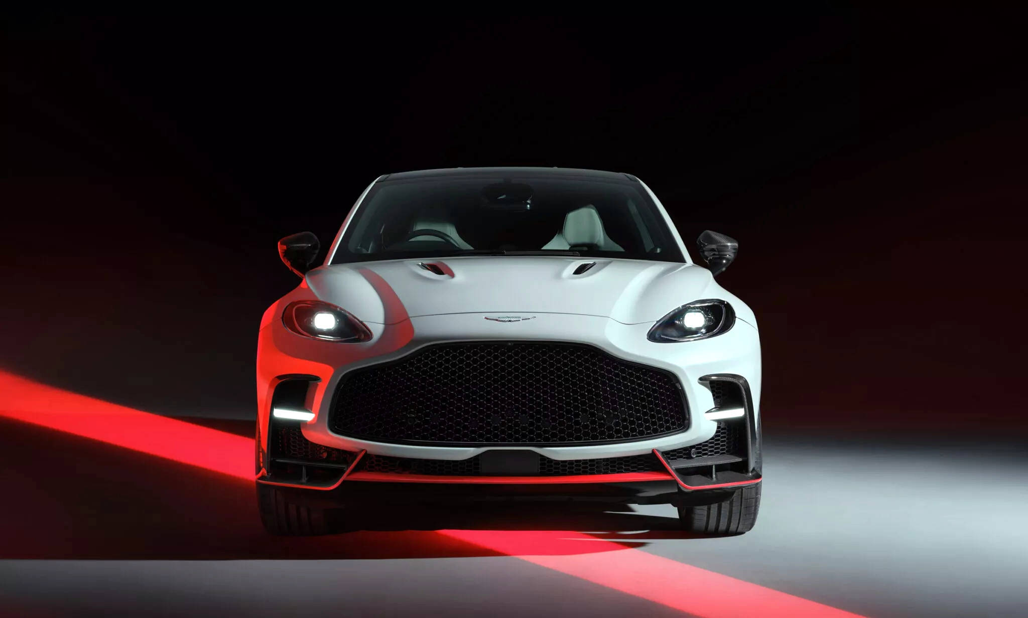 阿斯顿马丁轻取索伯车队，汉密尔顿高光表现