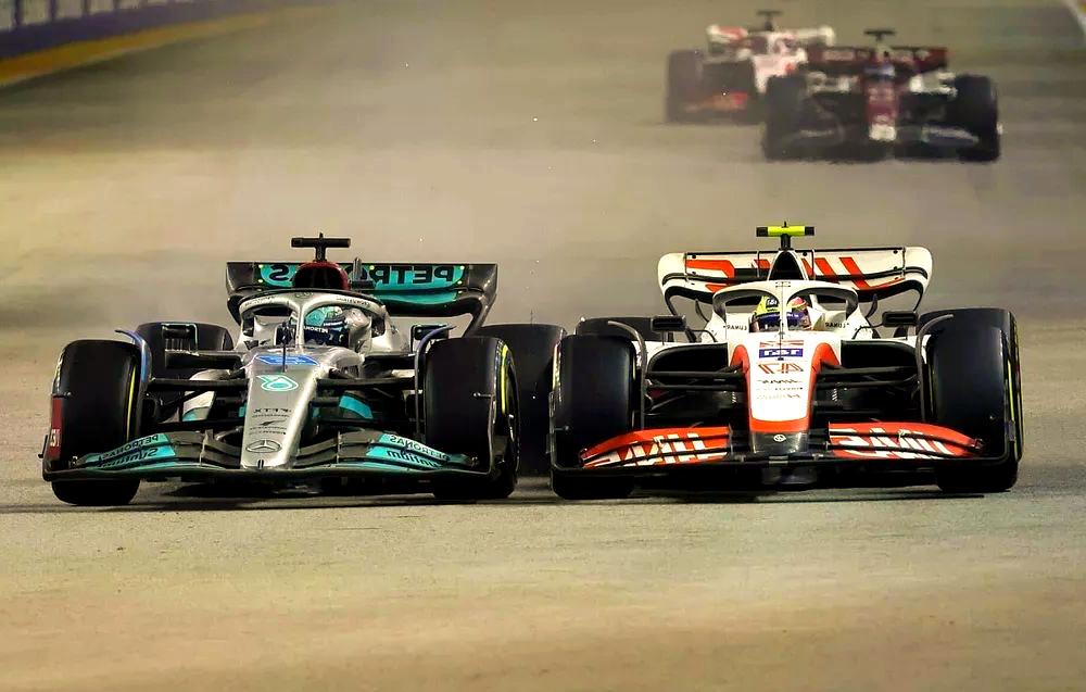 哈斯车队翻盘梅赛德斯，汉密尔顿关键制胜