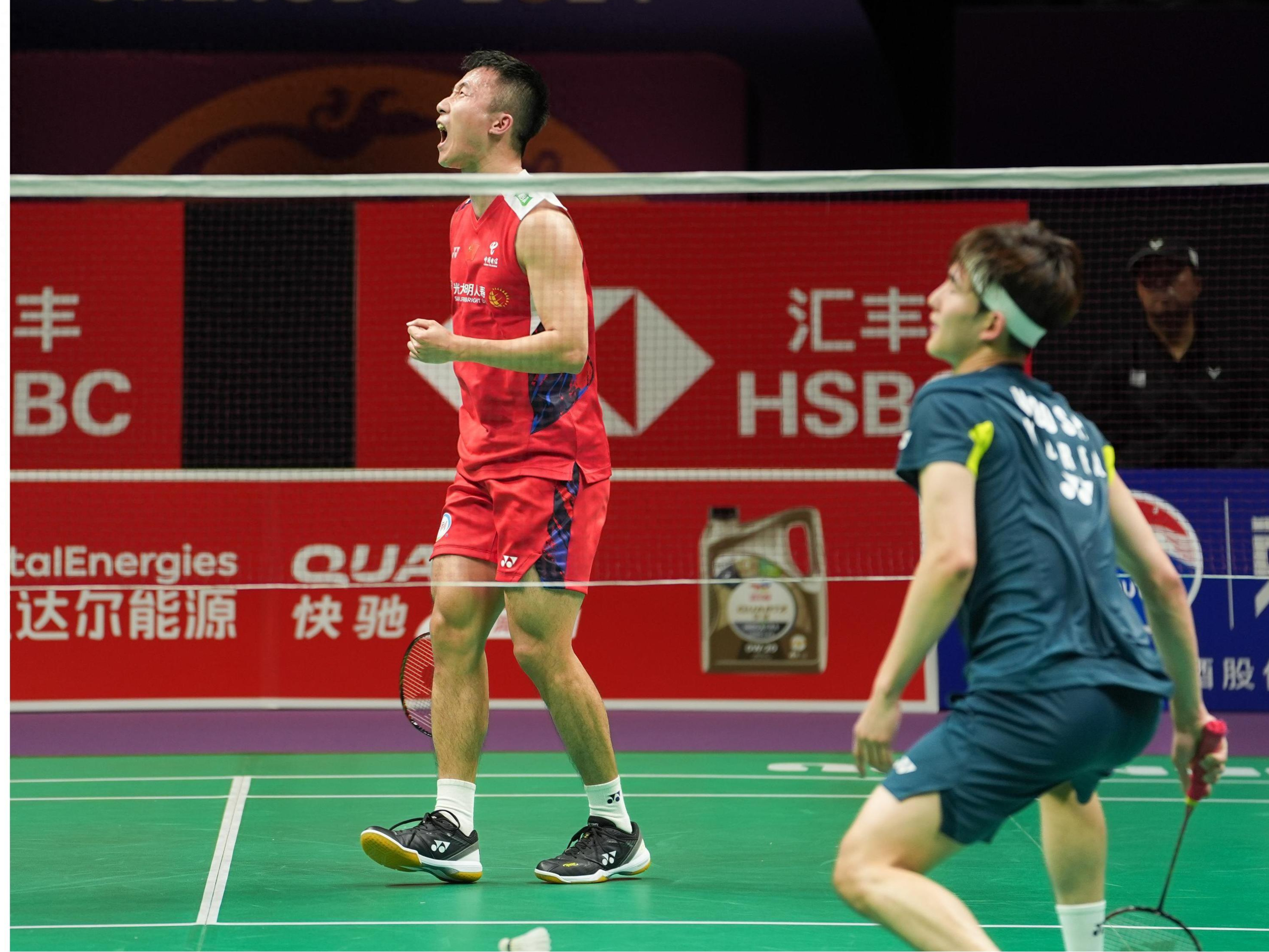 英格兰羽毛球队鏖战日本羽毛球队，谌龙送出助攻