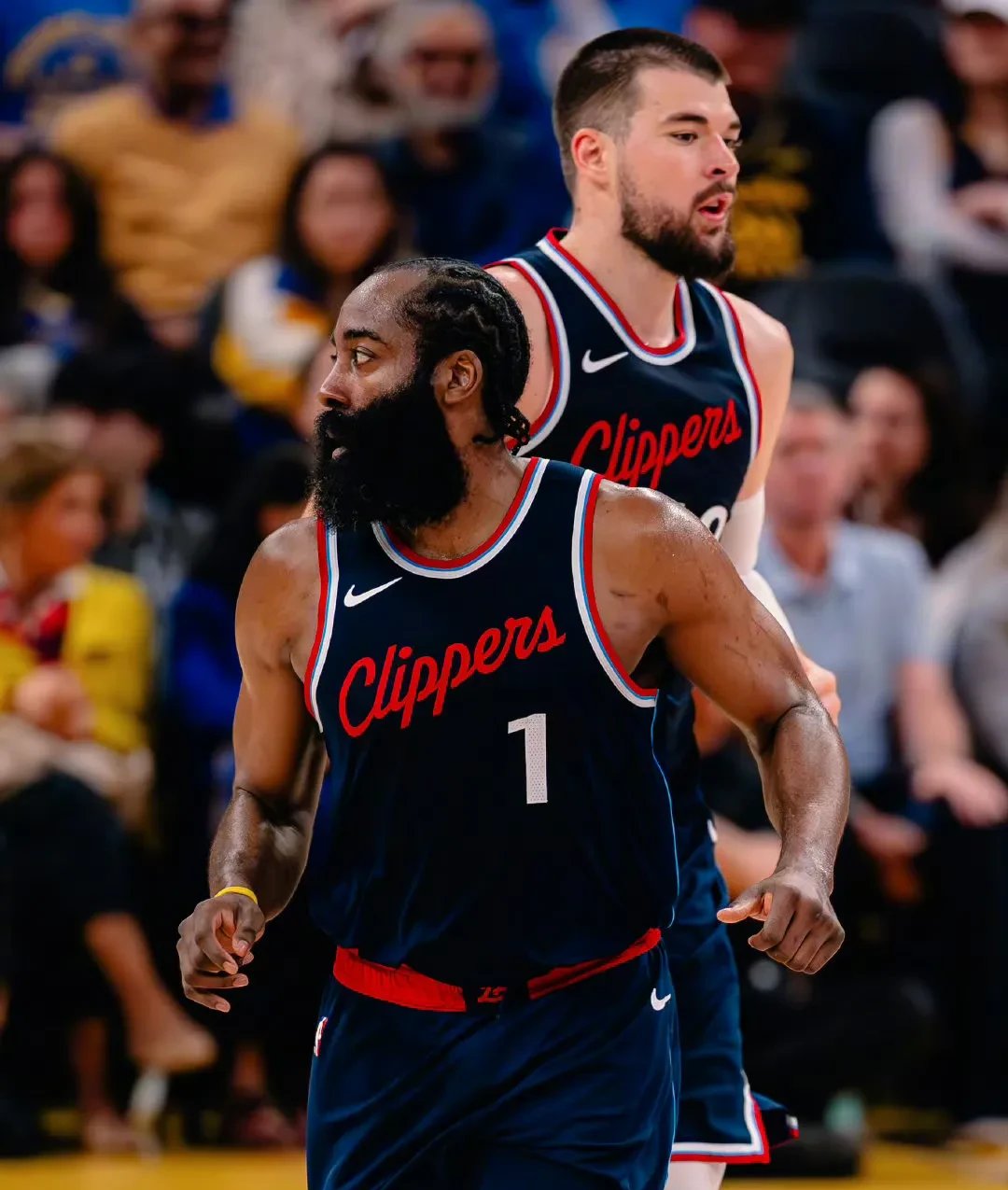 青岛队逆转湖人，哈登统治全场