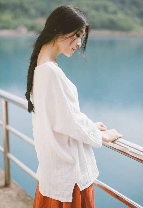 德甲争冠战焦点战与巴萨狂胜里昂，足球之夜的激情交响