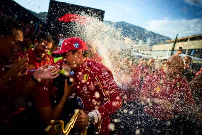 红牛车队碾压索伯车队，阿隆索统治全场